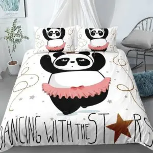 Parure de lit panda ballerine. Bonne qualité, confortable et à la mode sur un lit dans une maison