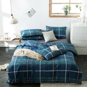 Parure de lit bleu canard à carreaux. Bonne qualité, confortable et à la mode sur un lit dans une maison