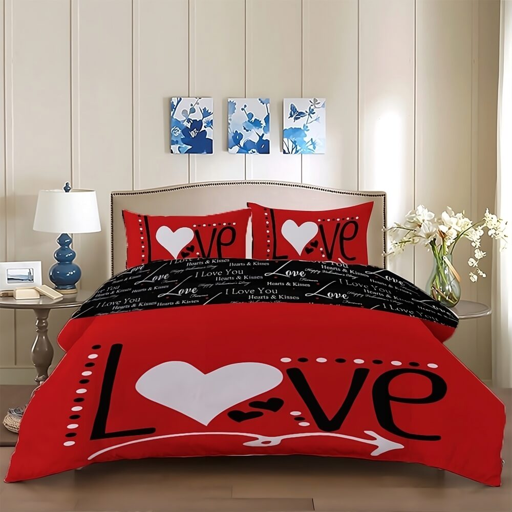 Parure de lit rouge et noir love, bonne qualité et confortable sur un lit dans une chambre.