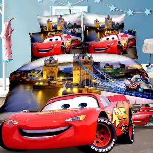 Parure de lit Flash McQueen à Londres avec coussins assortis sur un lit deux places. Le mur devant est bleu. Un porte-manteau blanc avec une écharpe rose à gauche.