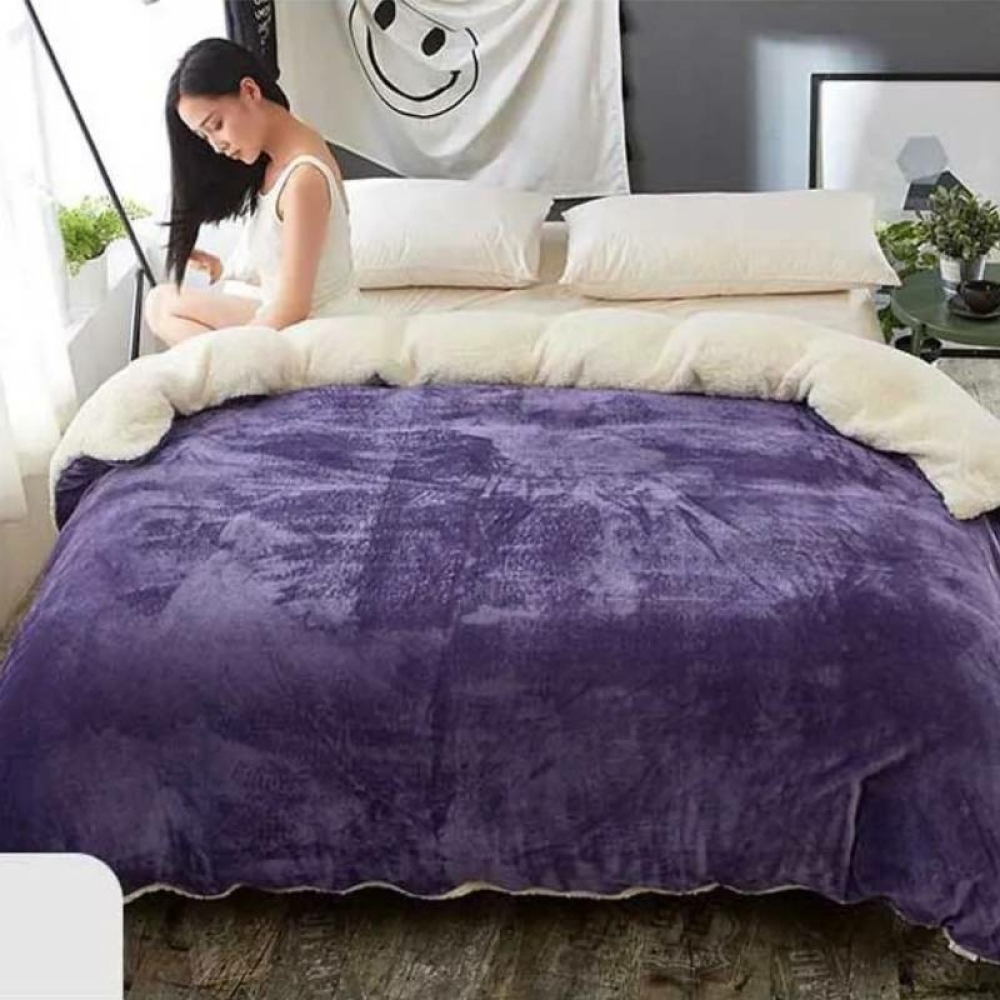 Parure de lit polaire violette. Bonne qualité, confortable et à la mode sur un lit dans une maison
