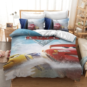 Parure de lit Ramirez et Flash McQueen. Bonne qualité, confortable et à la mode sur un lit dans une maison