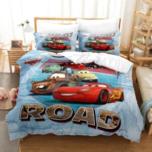 Parure de lit Flash McQueen dans la neige sur un lit deux places avec des coussins assortis. On voit une fenêtre en tête de lit.
