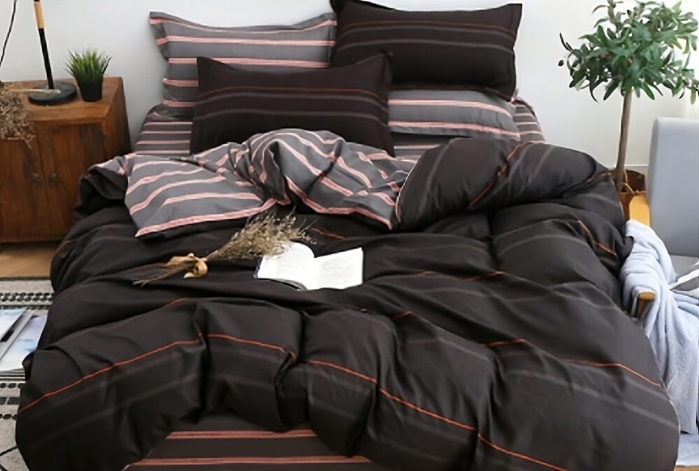Parure de lit noir rayée rouge. Bonne qualité et très original sur un lit dans une maison.