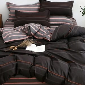 Parure de lit noir rayée rouge. Bonne qualité et très original sur un lit dans une maison.