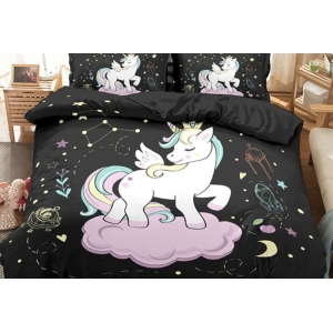 Parure de lit licorne dans les astres. Bonne qualité, confortable et à la mode sur un lit dans une maison