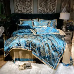 Parure de lit bleu canard broderie. Bonne qualité, confortable et à la mode sur un lit dans une maison
