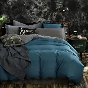 Parure de lit bleu canard réversible grise. Bonne qualité, confortable et à la mode