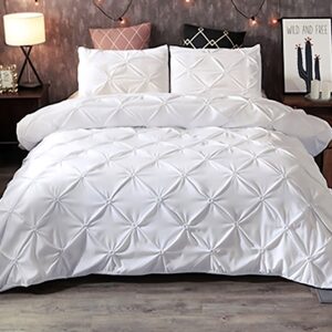 Parure de lit blanche à effet matelassé, bonne qualité et très original sur un lit dans une maison