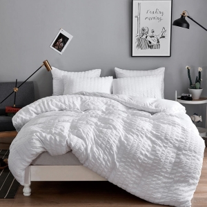 Parure de lit classique blanche, Bonne qualité, confortable et à la mode sur un lit dans une maison