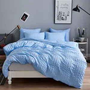 Parure de lit classique bleu. Bonne qualité, confortable et à la mode sur un lit dans une maison