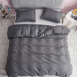 Parure de lit classique grise foncé. Bonne qualité, confortable et à la mode sur un lit dans une maison