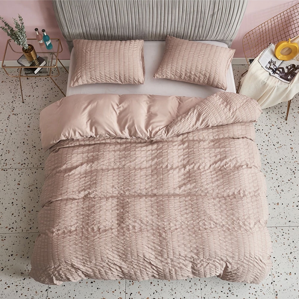 Parure de lit classique rose. Bonne qualité, confortable et à la mode sur un lit dans une maison