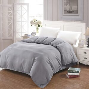 Parure de lit unie grise, bonne qualité, très original sur un lit dans une maison.