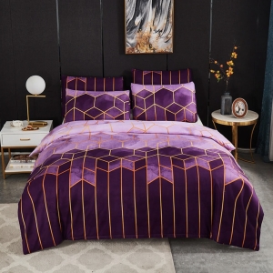 Parure de lit géométrique violet. Bonne qualité, confortable et à la mode sur un lit dans une maison