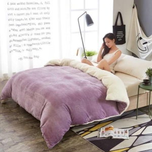 Parure de lit polaire mauve. Bonne qualité, confortable et à la mode sur un lit dans une maison