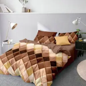 Parure de lit marron beige à carreaux. Bonne qualité, confortable et à la mode sur un lit dans une maison