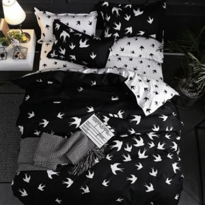 Parure de lit noir et blanc hirondelles. Bonne qualité, confortable et à la mode sur un lit dans une maison