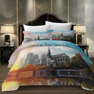 Parure de lit Cathédrale de Notre-Dame. Bonne qualité, confortable et à la mode sur un lit dans une maison