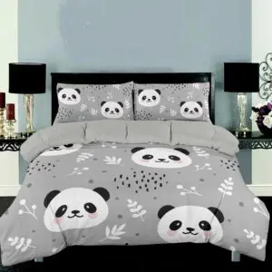 Parure de lit panda grise. Bonne qualité, confortable et à la mode sur un lit dans une maison