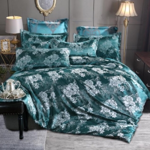 Parure de lit royale bleu canard. Bonne qualité, confortable et à la mode sur un lit dans une maison