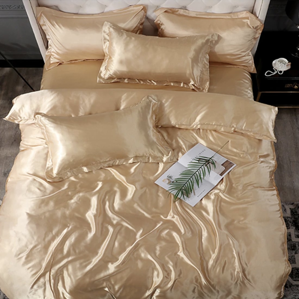 Parure de lit en satin de soie crème. Bonne qualité, confortable et à la mode sur un lit dans une maison