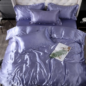 Parure de lit en satin de soie mauve. Bonne qualité, confortable et à la mode sur un lit dans une maison
