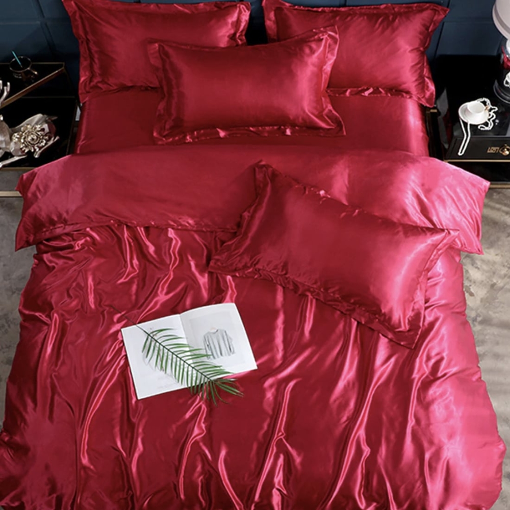 Parure de lit en satin de soie rouge. Bonne qualité, confortable et à la mode sur un lit dans une maison