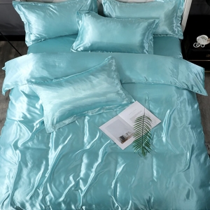 Parure de lit en satin de soie turquoise. Bonne qualité, confortable et à la mode sur un lit dans une maison