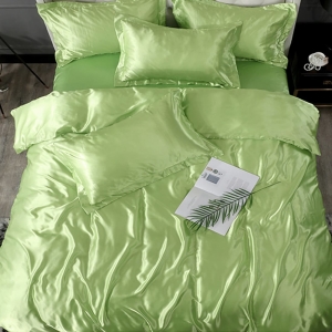Parure de lit en satin de soie vert anis. Bonne qualité, confortable et à la mode sur un lit dans une maison