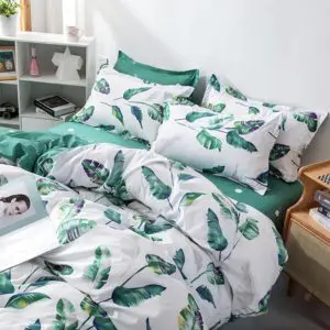 Parure de lit tropical verte. Bonne qualité, confortable et à la mode sur un lit dans une maison