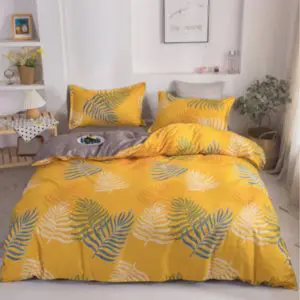 Parure de lit feuilles tropicales et ananas. Bonne qualité, confortable et à la mode sur un lit dans une maison