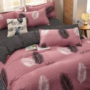Parure de lit exotique rose. Bonne qualité, confortable et à la mode sur un lit dans une maison