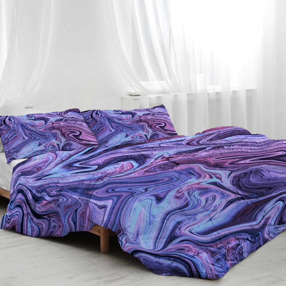 Parure de lit violette effet peinture. Bonne qualité, confortable et à la mode sur un lit dans une maison