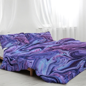 Parure de lit violette effet peinture. Bonne qualité, confortable et à la mode sur un lit dans une maison