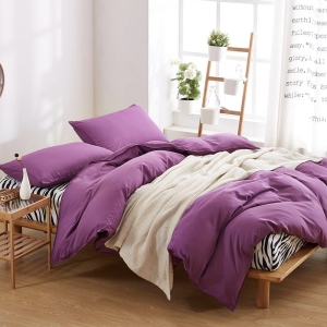 Parure de lit unie mauveParure de lit unie mauve. Bonne qualité, confortable et à la mode sur un lit dans une maison
