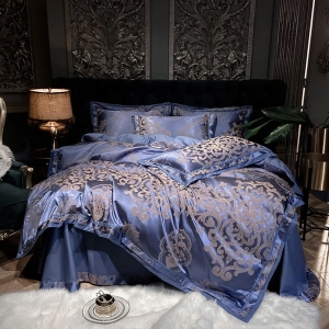 Parure de lit violette broderie. Bonne qualité, confortable et à la mode sur un lit dans une maison