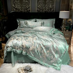 Parure de lit verte broderie. Bonne qualité, très original sur un lit dans une maison.
