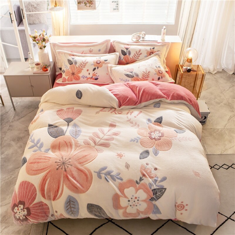 Parure de lit polaire motif floral. Bonne qualité, confortable et à la mode sur un lit dans une maison