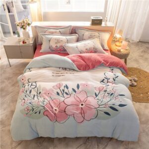 Parure de lit bleu ciel motif fleurs. Bonne qualité, confortable et à la mode sur un lit dans une maison