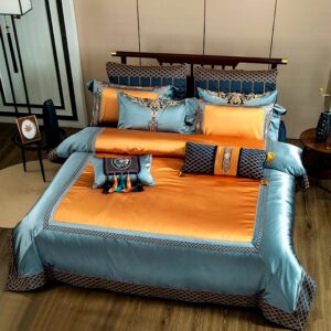 Parure de lit orange et bleu ciel très chic. Bonne qualité, confortable et à la mode sur un lit dans une maison