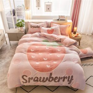 Parure de lit polaire rose motif fraise. Bonne qualité, confortable et à la mode sur un lit dans une maison
