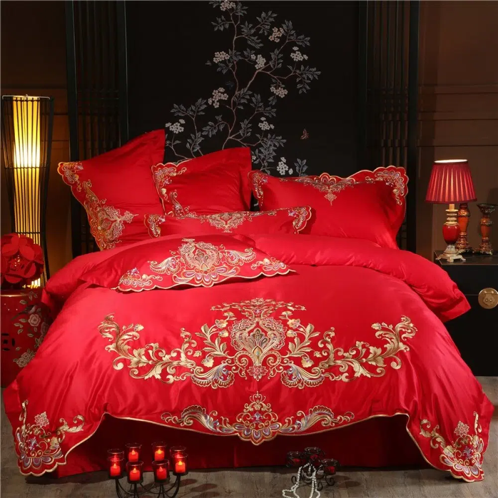 Parure de lit rouge royal coton égyptien. Bonne qualité, confortable et à la mode sur un lit dans une maison