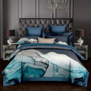 Parure de lit luxueuse bleue. Bonne qualité, confortable et à la mode sur un lit dans une maison