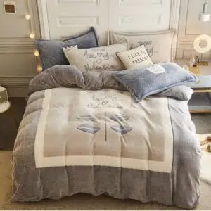 Parure de lit polaire grise avec inscription Be my valentine. Bonne qualité, confortable et à la mode sur un lit dans une maison