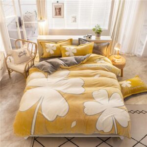 Parure de lit jaune motif pétale de fleur.Bonne qualité, confortable et à la mode sur un lit dans une maison