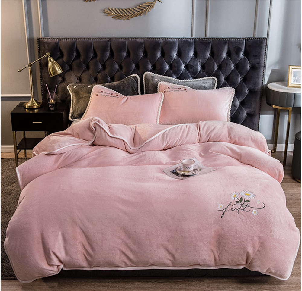 Parure de lit rose avec contour blanc Capture decran 2023 09 08 a 16.32.32