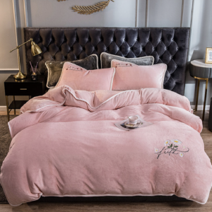 Parure de lit rose avec contour blanc