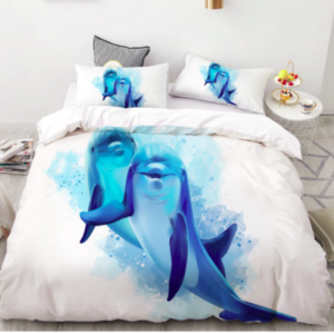 Parure de lit blanche motif dauphin. Bonne qualité, confortable et à la mode sur un lit dans une maison