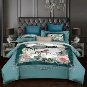 Parure de lit bleu ciel motif cheval style européen. Bonne qualité, confortable et à la mode sur un lit dans une maison
